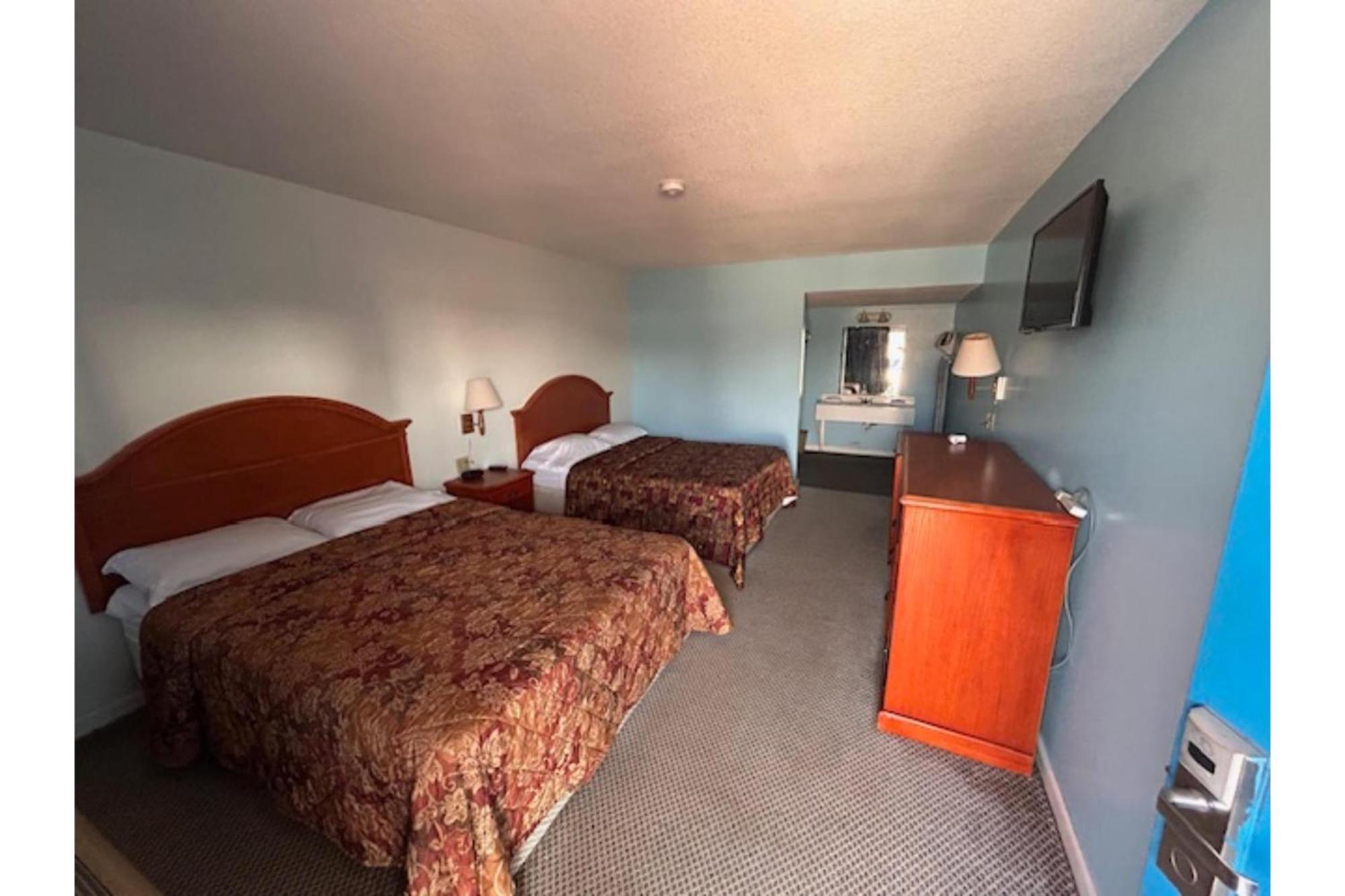 Sky Palace Inn By Oyo Anthony Ks Exterior photo