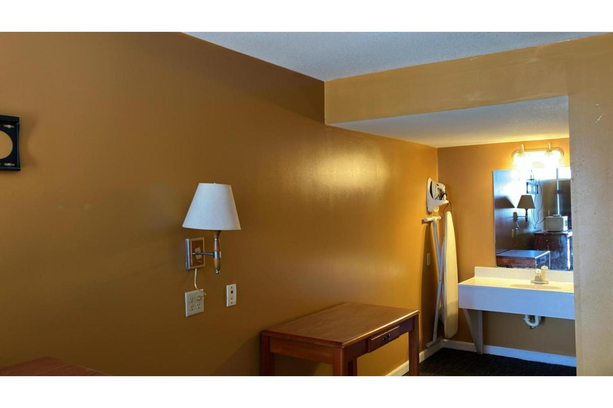 Sky Palace Inn By Oyo Anthony Ks Exterior photo