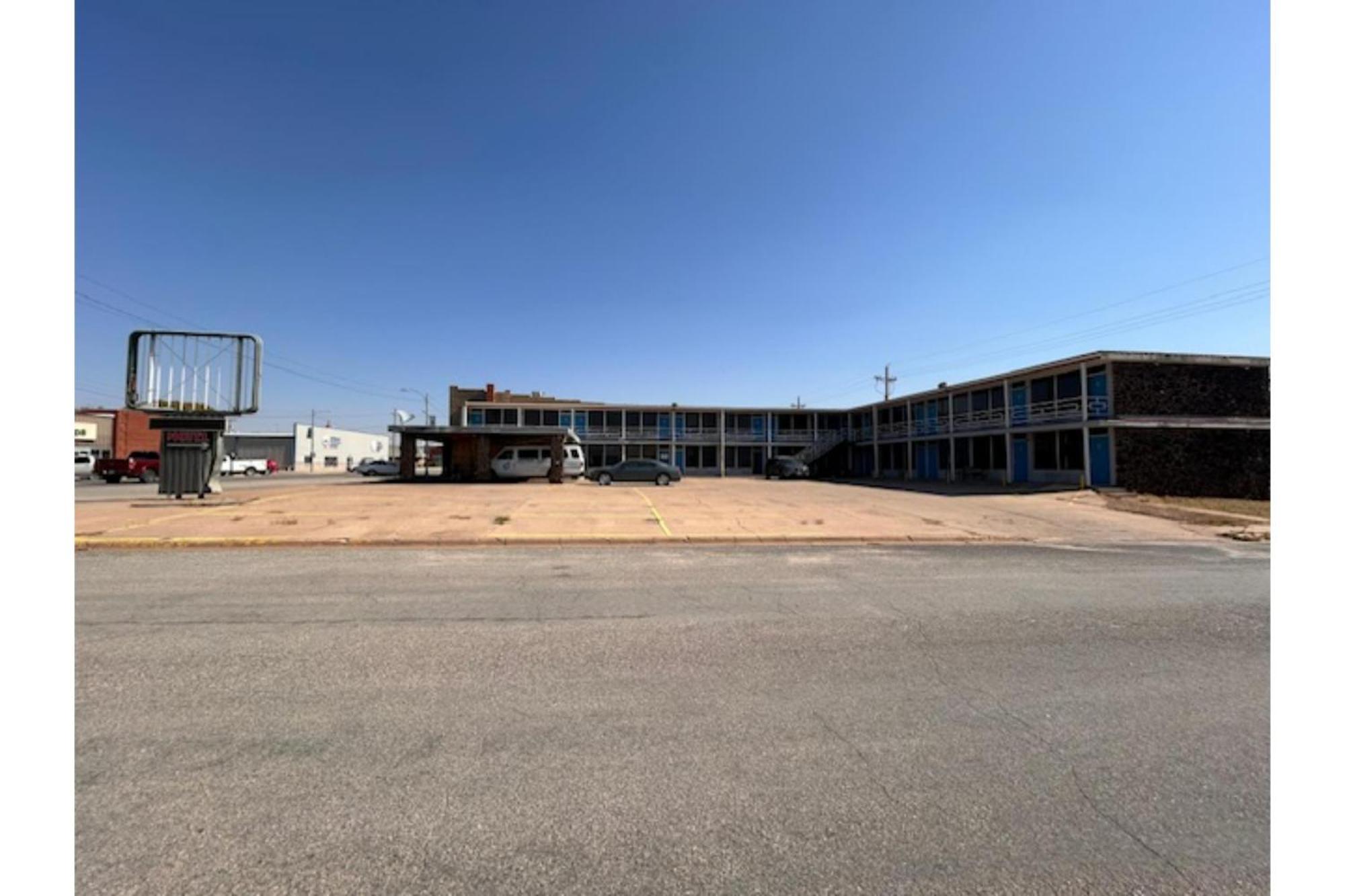 Sky Palace Inn By Oyo Anthony Ks Exterior photo